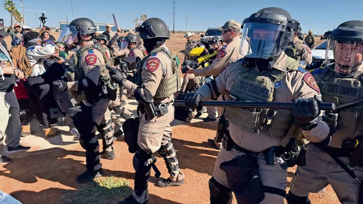 Manifestantes y fuerzas del orden se enfrentaron, frente a un centro de detención de inmigrantes en Dilley, Texas, el 28 de enero pasado. Foto: Moisés Ávila / AFP