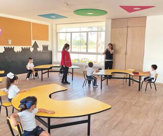 Consideran reajustar regreso a las aulas