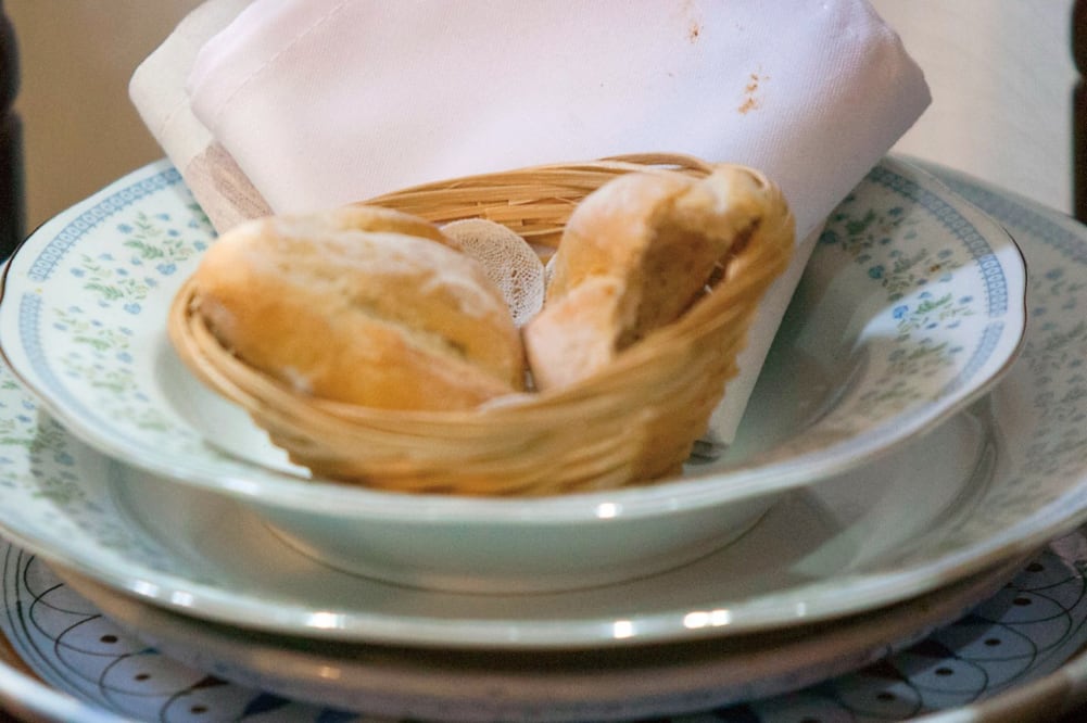 Las religiosas del Colegio Miraflores conservan una de las servilleta que utilizó Benedicto XVI para limpiarse la boca y el último pan que mordió (CRISTOPHER ROGEL/EL UNIVERSAL)