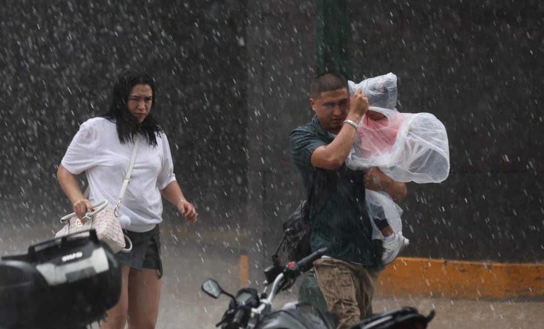 Las fuertes precipitaciones provocaron encharcamientos severos en Paseo de la Reforma que sorprendió los capitalinos 25 de mayo 2025/ Foto: Francisco Rodríguez