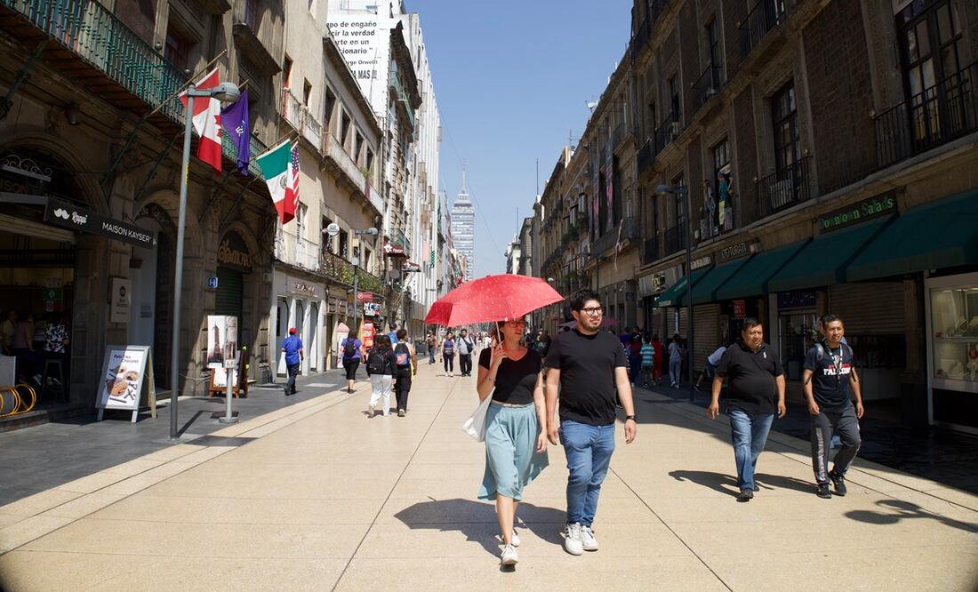 A primeras horas del día en el zócalo capitalino las altas temperaturas continúan tras la tercer ola de calor.
Yaretzy M. Osnaya