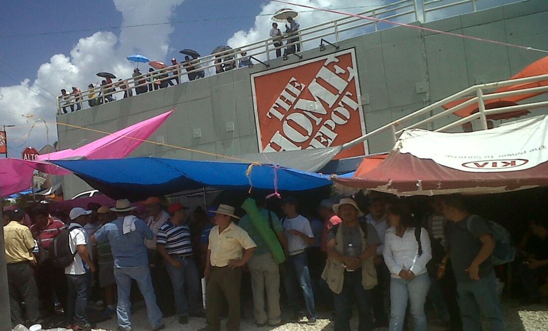 Los inconformes colocaron carpas afuera de las empresas Foto: Especial