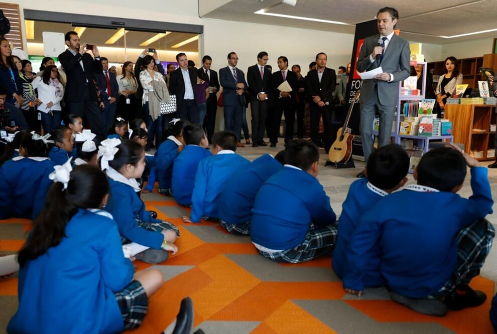 Aurelio Nuño estuvo acompañado por José Carreño Carlón y Dolores Beistegui, titulares del FCE y del museo Papalote de Niño. Foto: Luis Cortes/EL UNIVERSAL
