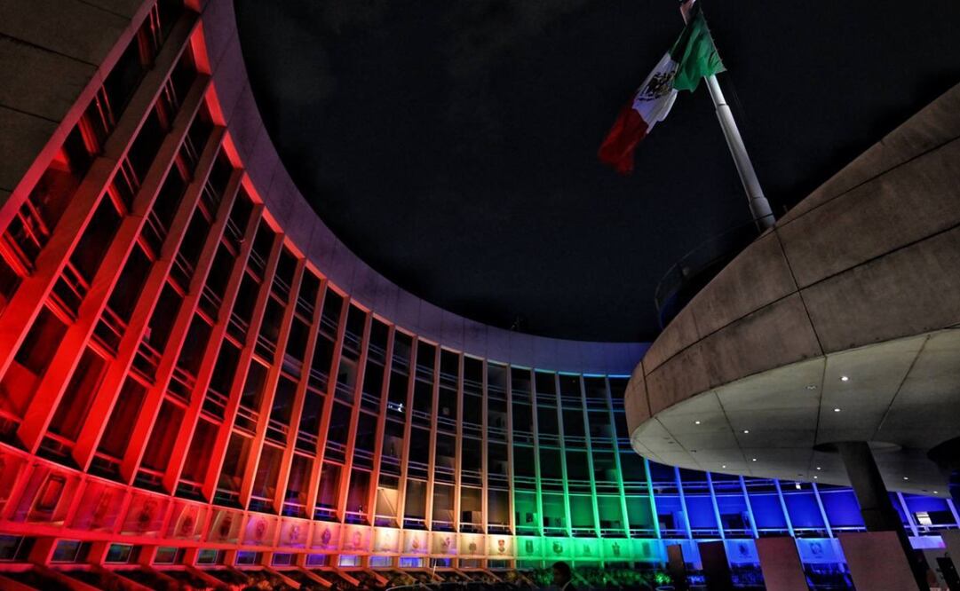 El Senado fue iluminado por el Idahot 2024. Foto: X @Pat_MercadoC