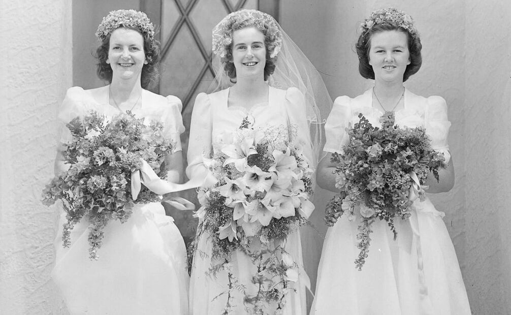 Imagen de una novia y sus damas de honor, fecha desconocida. A pesar de la amplia gama de flores y colores de la actualidad, los arreglos florales con tonalidades blanca o ivory continúan como opción confiable para las futuras esposas y tienen gran éxito, casi como lo tuvieron hace décadas. Foto: Wikimedia Commons.