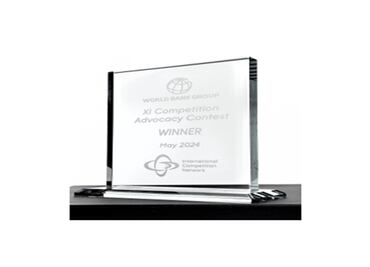 Cofece recibe premio por libro sobre política pública de competencia en México