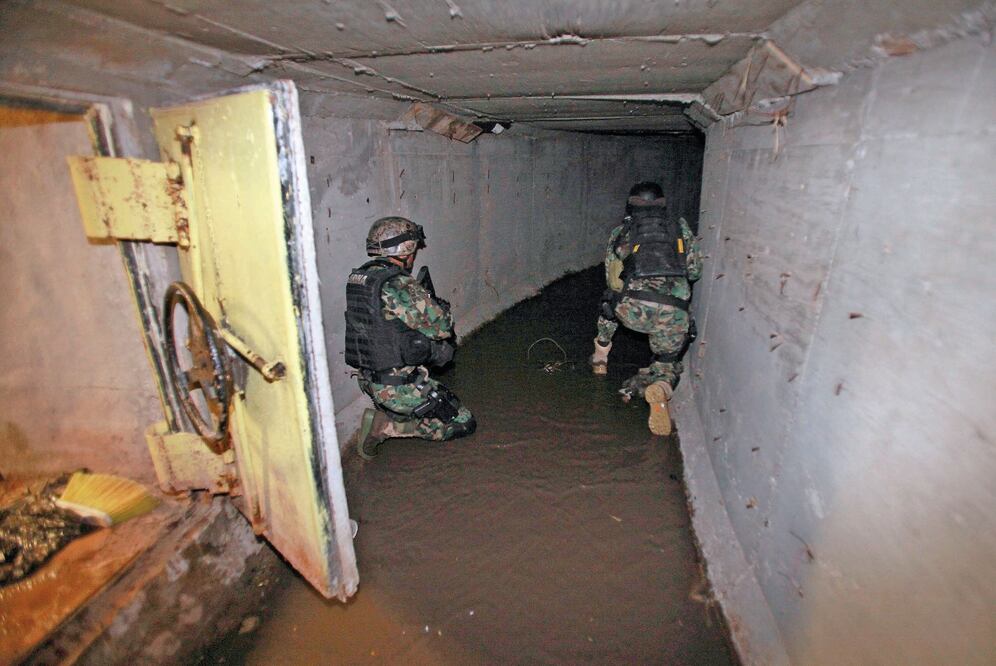 Las autoridades han hallado interruptores en al menos siete de las casas del delincuente que conectan a los "narcotúneles"