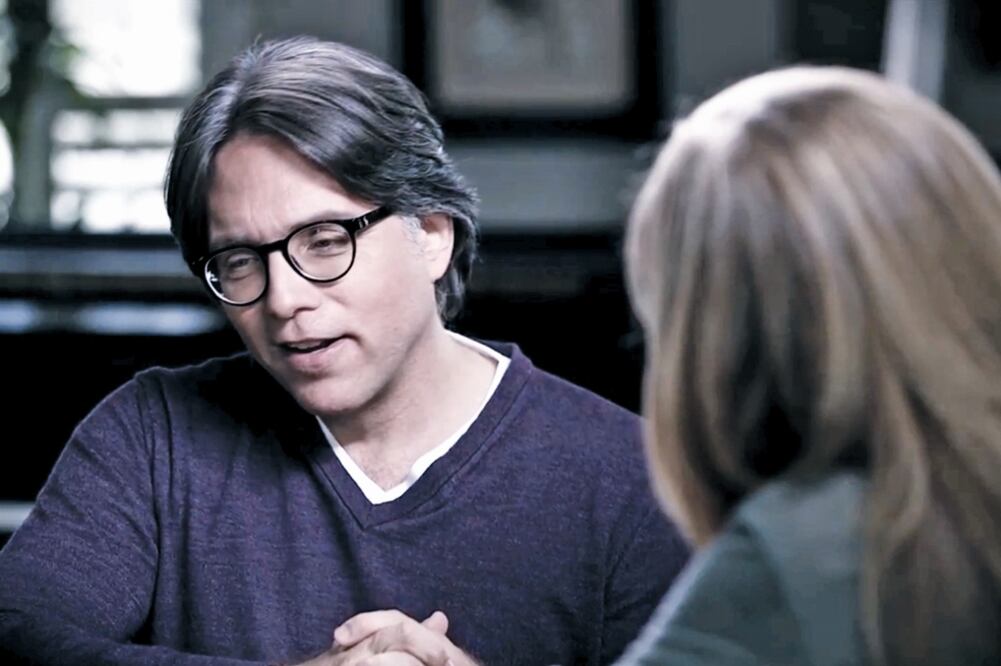 A la izquierda aparece Keith Raniere durante una entrevista; a la derecha, tras ser arrestado por agentes de la PF y el Instituto Nacional de Migración en Puerto Vallarta, Jalisco (ESPECIAL)