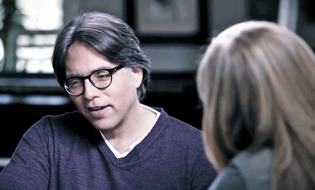 A la izquierda aparece Keith Raniere durante una entrevista; a la derecha, tras ser arrestado por agentes de la PF y el Instituto Nacional de Migración en Puerto Vallarta, Jalisco (ESPECIAL)