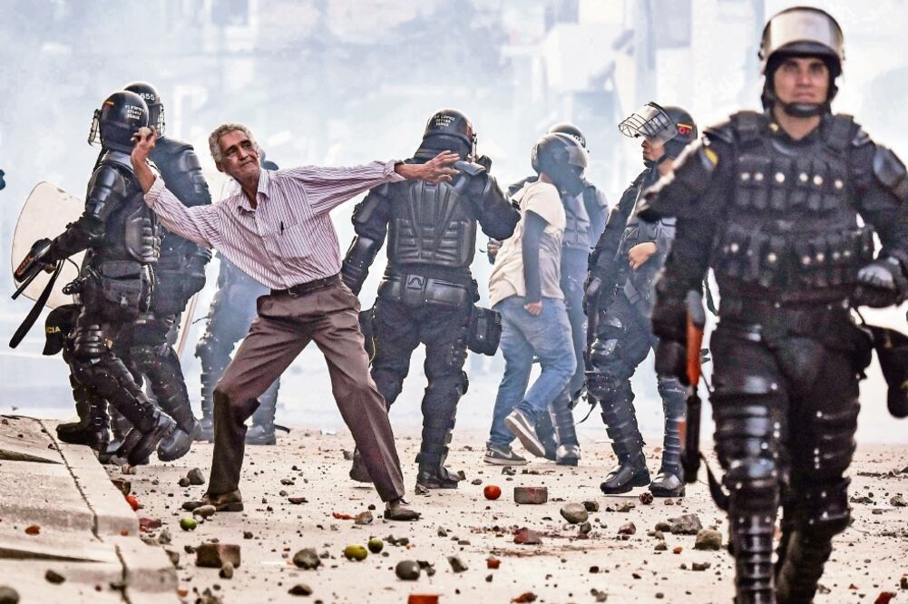 Un manifestante arroja piedras contra el mitin de Londoño en Yumbo (LUIS ROBAYO. AFP)