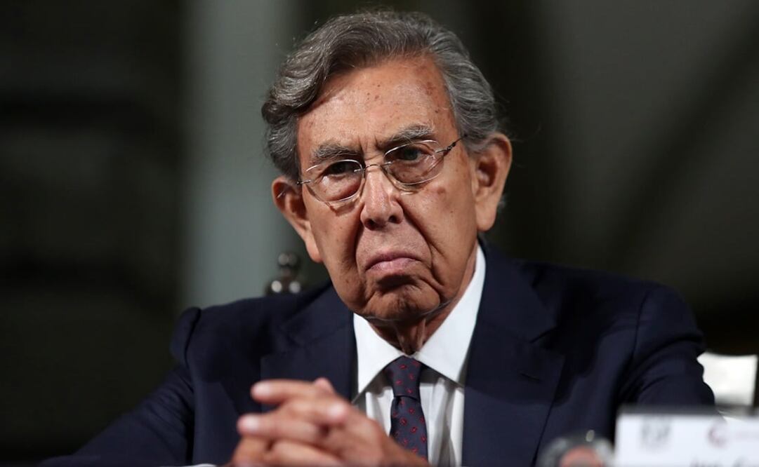 En el Palacio de Minería, el ex perredista entregó el Premio Amalia Solórzano de Cárdenas 2016 al Instituto Politécnico Nacional (IPN). /Ariel Ojeda - EL UNIVERSAL