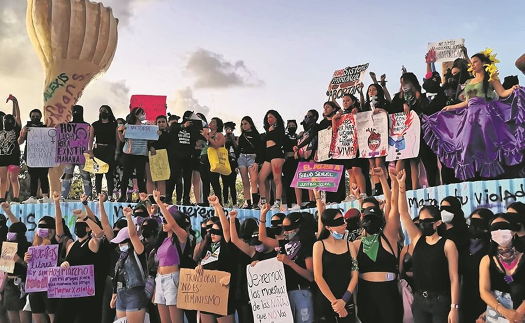 En el Monumento de las Estrellas y los Caracoles, conocido coloquialmente como la glorieta del Ceviche, en Cancún, las manifestantes expresaron su indignación por la escalada de violencia. Foto: Adriana Varillas. EL UNIVERSAL