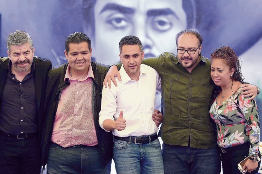 Diputados locales del PRD arroparon al legislador por Tlalpan, Luis Alberto Chávez, en su primer informe de actividades. (ARIEL OJEDA. EL UNIVERSAL)