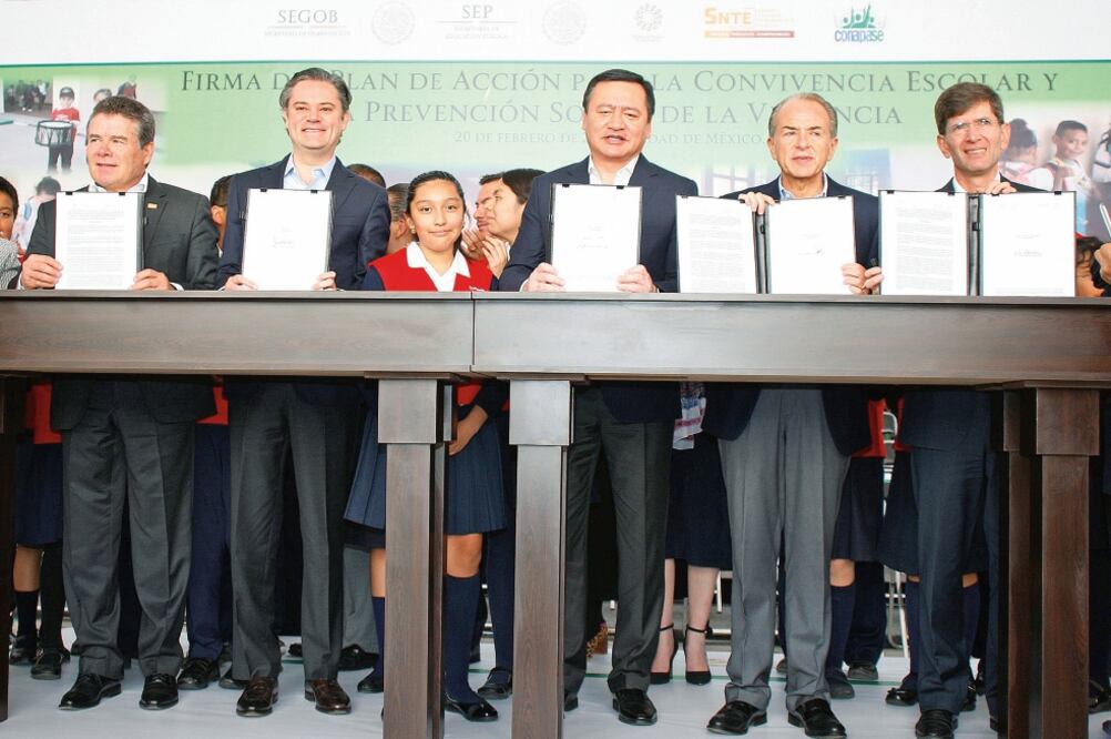 El secretario de Educación Pública, Aurelio Nuño Mayer (segundo de izq. a der.), y el de Gobernación, Miguel Ángel Osorio Chong (centro), presentaron el plan contra la violencia escolar en una primaria de la Ciudad de México. (CORTESÍA)