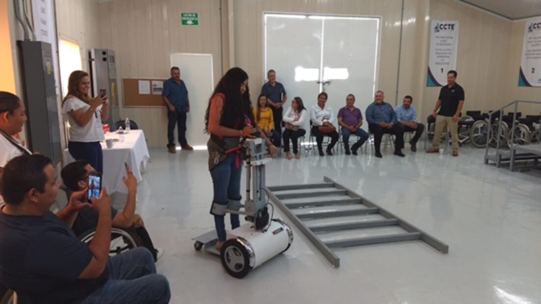 Joven desarrolla robot para que personas con discapacidad se puedan desplazar