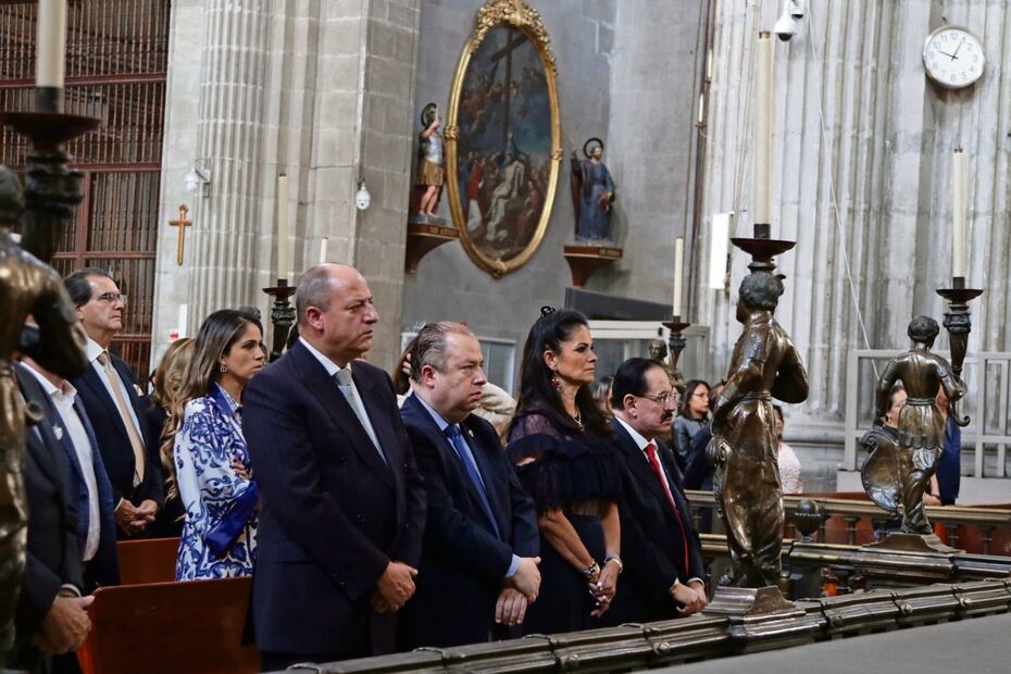 En la misa, el Licenciado Juan Francisco Ealy Ortiz, Presidente Ejecutivo y del Consejo de Administración de EL UNIVERSAL, y su esposa, Perla Díaz de Ealy, estuvieron acompañados por Juan Francisco Ealy Lanz Duret, Vicepresidente Ejecutivo y Director de este diario; Perla Ealy Díaz, Directora de Suplementos, y Juan Carlos Ealy Lanz Duret, Director de Operaciones. Foto: Carlos Mejía | El Universal