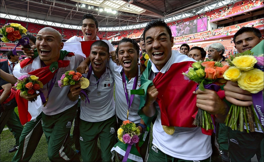 Jugadores de la Selección Mexicana celebran tras colgarse la medalla de oro en los Juegos Olímpicos de Londres 2012 - Foto: Imago7