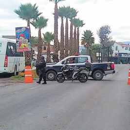 Fuga en toma clandestina provoca cierre de carretera 