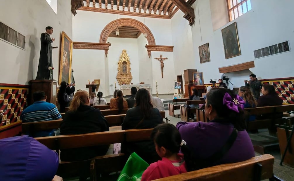Realizan misa por víctimas de feminicidio y desaparición en Ciudad Juárez, Chihuahua; piden a la sociedad ser más solidaria.
Foto: Especial.