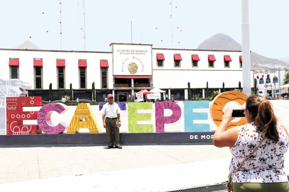 En la explanada donde fueron colocadas las ocho letras monumentales que conforman el nombre Ecatepec acuden los que se sienten orgullosos de su municipio a tomarse una foto, una selfie.