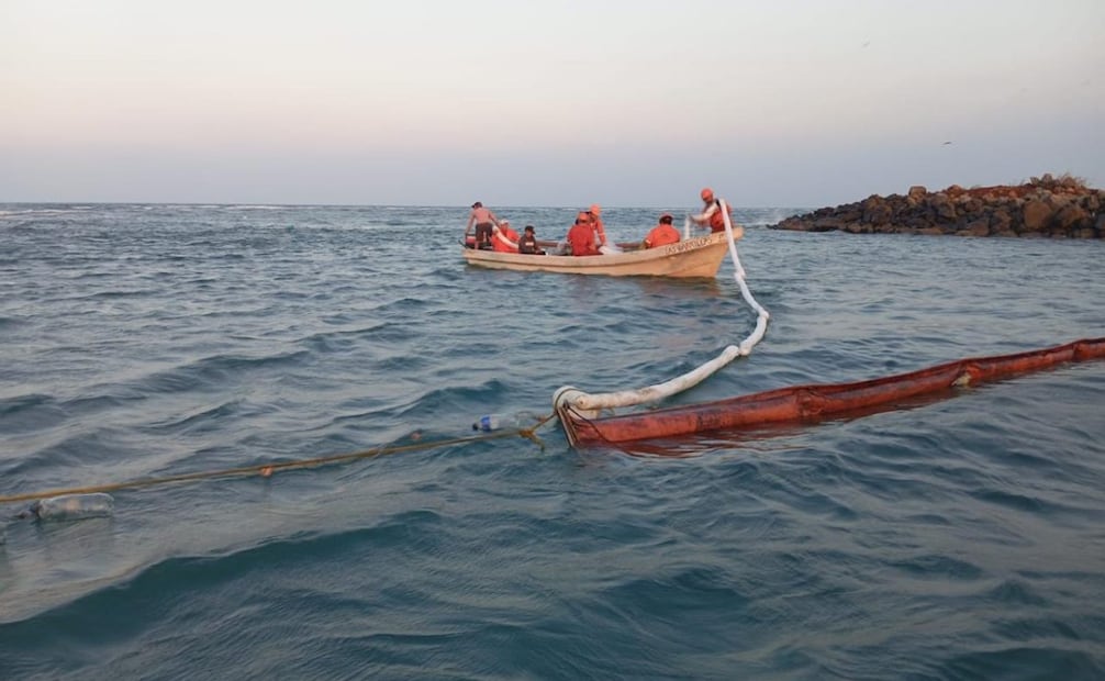 Limpian 34 playas afectadas por manchas de hidrocarburo en Veracruz; participan 235 elementos.
Foto: Especial.