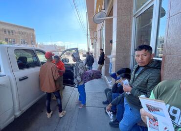 Migrantes llegan a Ciudad Juárez por falso rumor de que se abriría la frontera; alertan a no caer en mentiras de polleros