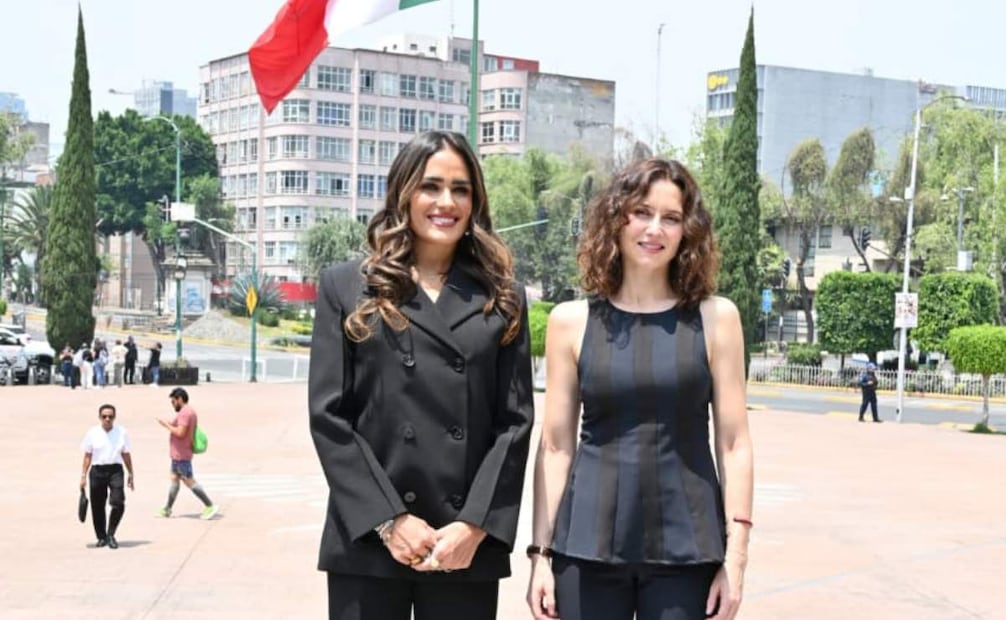 Alessandra Rojo recibe a Isabel Díaz, presidenta de la Comunidad de Madrid; firman Carta de Amistad.
Foto: Especial.