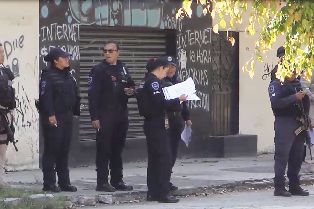 Elementos de seguridad resguardan la escena del crimen que, se presume, fue cometido por el escolta de una diputada local (ESPECIAL)