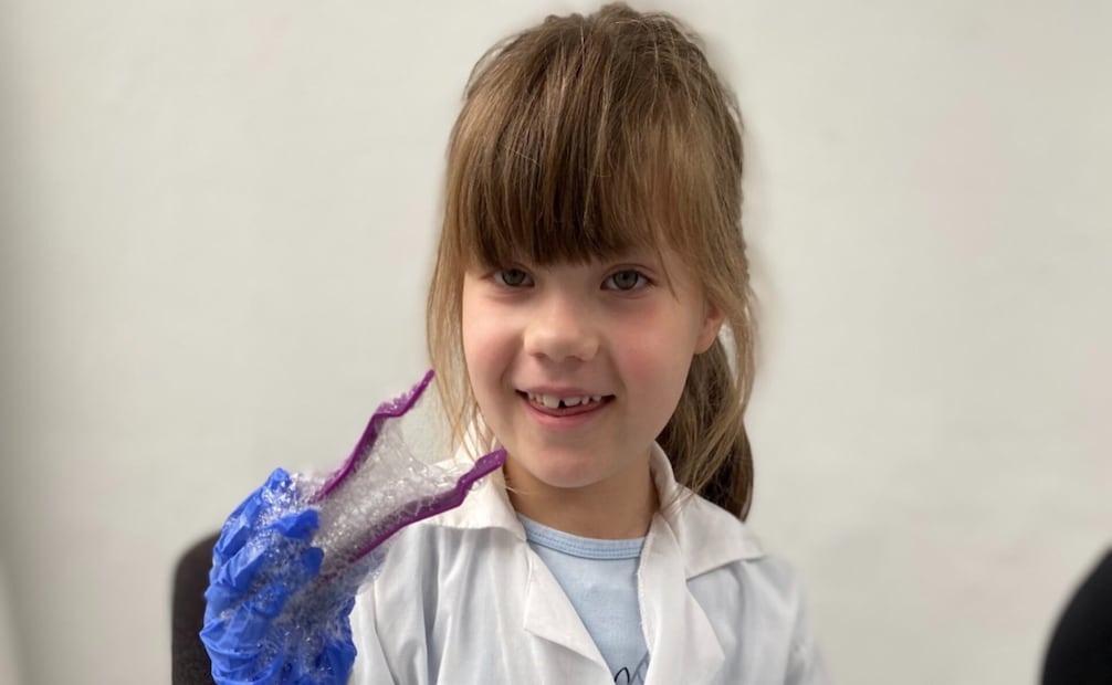 Una actividad llamada Ciencia bajo cero, donde niñas y niños exploran un fenómeno conocido como sublimación, en el que un sólido pasa a estado gaseoso. Foto: cortesía Vicky Flechas.
