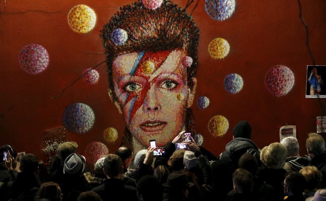 Tras darse a conocer el deceso del cantante británico David Bowie, uno de los primeros lugares en donde su seguidores comenzaron a reunirse fue Brixton, el barrio de Londres donde nació Foto:Reuters
