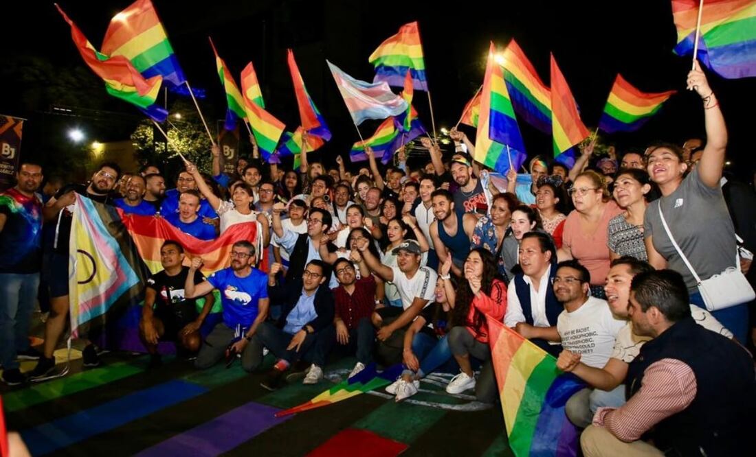 Taboada pinta con los colores del arcoíris cruce de la sede nacional del PAN. Foto: Especial