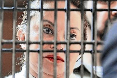 Elba Esther gana amparo; juez revisará la prisión domiciliaria