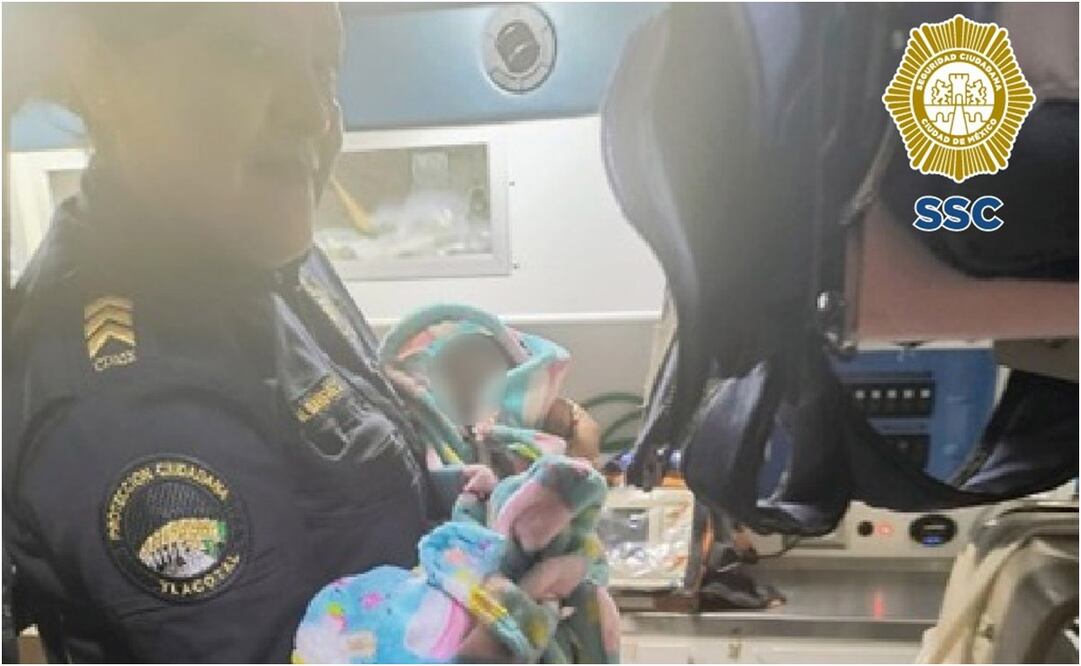 Policías de la Secretaría de Seguridad Ciudadana (SSC) asistieron a una mujer para tener a su bebé en el asiento de un vehículo particular. Foto: Especial