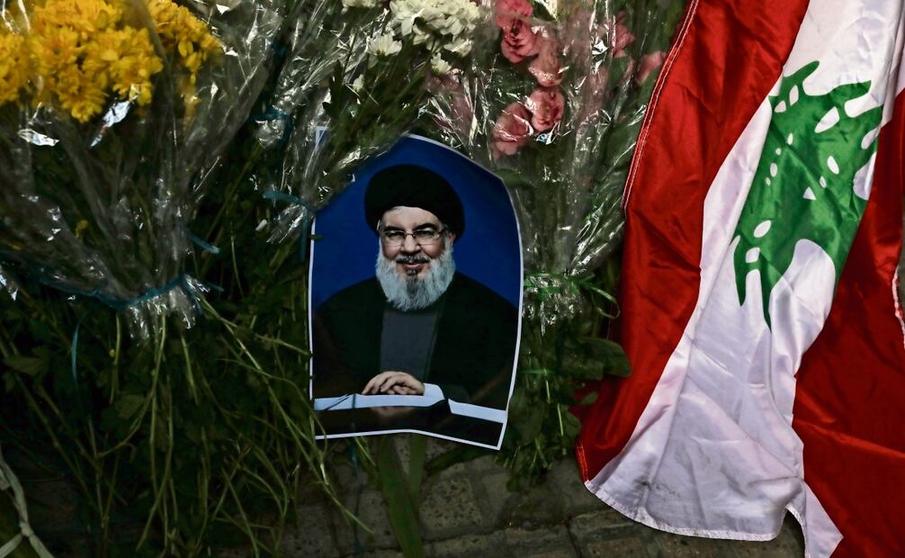 Una foto del líder de Hezbolá, Sayyed Hassan Nasrallah, frente a la embajada libanesa en Teherán. Foto: Vahid Salemi | AP