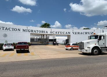 Rescatan a 150 migrantes hacinados en tráiler en Veracruz