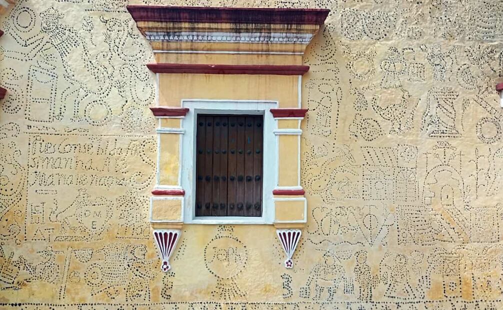 De lejos no se definen los dibujos sobre la fachada de esta biblioteca. Foto: Eloy Linares/Cortesía.