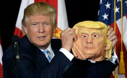 Donald Trump hace mofa de máscara de su cara 