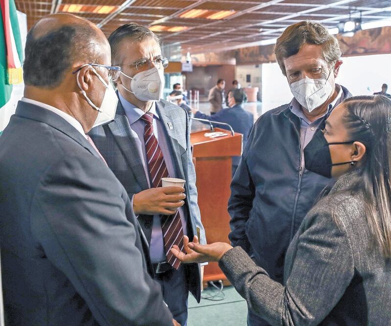 Los líderes del PRI, René Juárez; MC, Tonatiuh Bravo; PAN, Juan Carlos Romero Hicks, y PRD, Verónica Juárez, votarán en contra de eliminar fideicomisos. DIEGO SIMÓN. EL UNIVERSAL