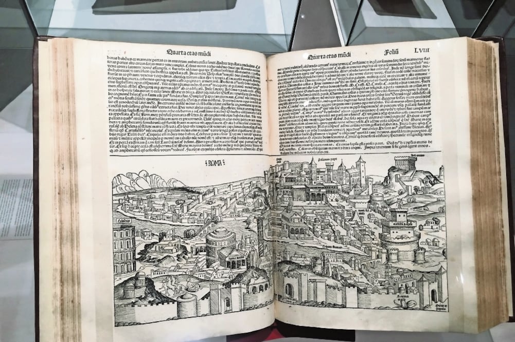 La Crónica de Núremberg, de 1493, ilustrada con 1500 estampas del grabador Michael Wolgemut, es la edición más antigua de la selección de esta muestra. Foto: ITZEL M. DE LA ROSA. EL UNIVERSAL