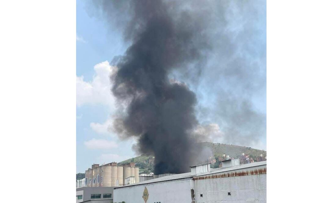 Elementos de protección civil y bomberos de Tlalnepantla lograron sofocar las llamas registradas al interior de la fábrica de aceites Maravilla.
Foto: Especial.