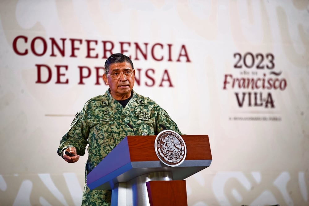 El general Luis Cresencio Sandoval dijo en la mañanera que en sus viajes al extranjero es acompañado por ayudantes.