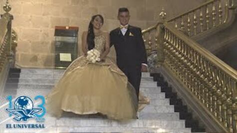 Quinceañera se toma fotos en Palacio del Ayuntamiento