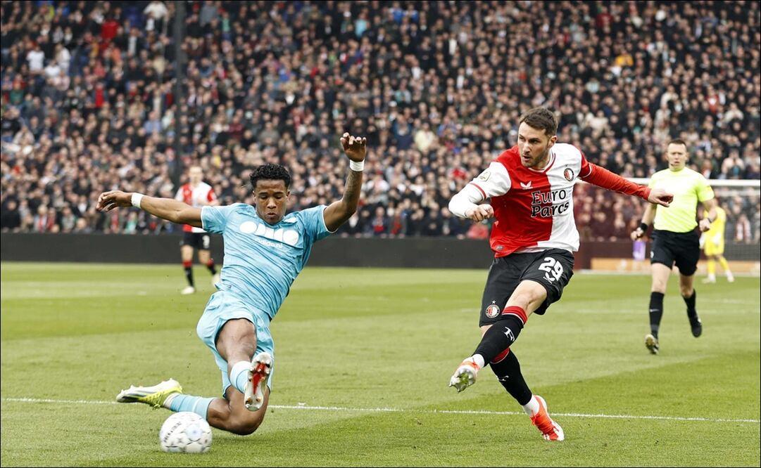 Santiago Giménez en el duelo entre el Feyenoord y el Utrecht - Foto: EFE