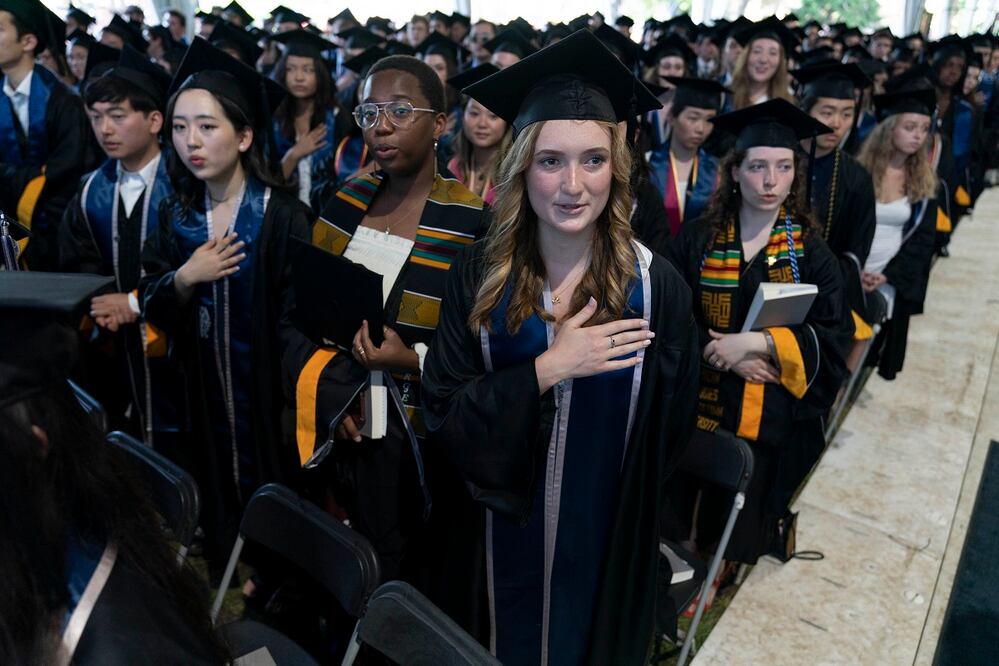 Estudiantes, durante una ceremonia de graduación de la Clase de Georgetown de 2022 en la Escuela Walsh del Servicio Exterior en Washington. Foto: AP