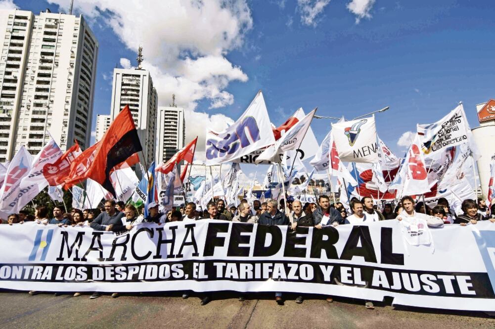 La Marcha Federal fue convocada por centrales obreras, organizaciones sociales y organismos de derechos humanos para manifestar el rechazo al alza de tarifas, el ajuste económico y el desempleo que hay en Argentina (XINHUA)