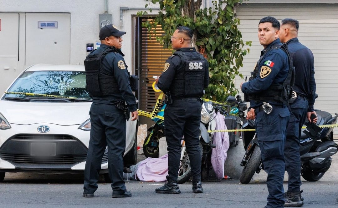 Un hombre fue asesinado a balazos en el cruce de las calles Sur 107-A y Rodolfo Usigli, en la colonia Sector Popular, alcaldía Iztapalapa. | Fotos: Osmar Alvarado | El Universal.