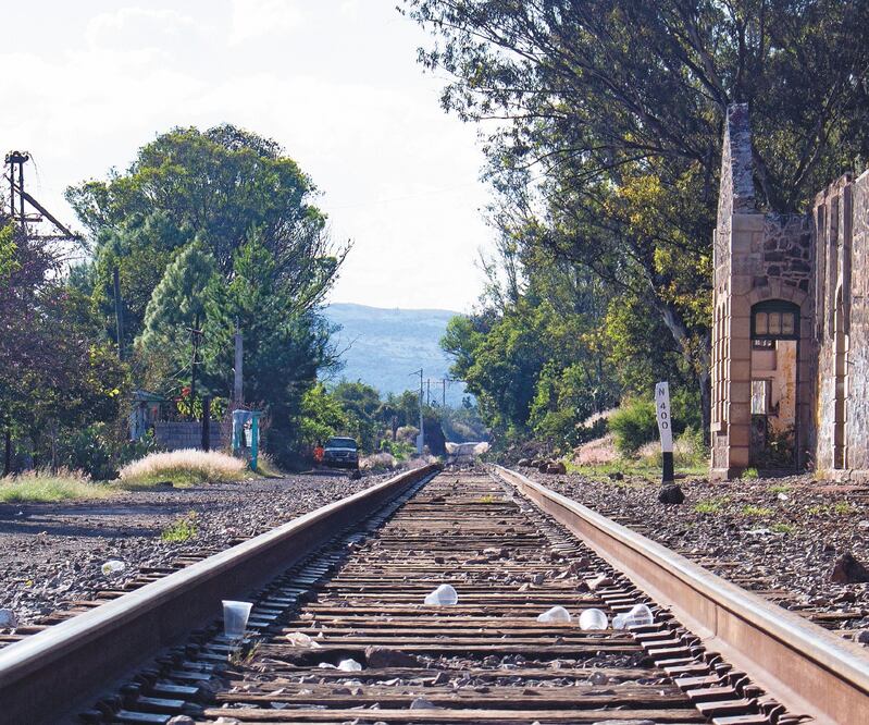 Pese a que las vías ferroviarias quedaron libres, estudiantes inconformes advierten que volverán a tomarlas si no se cumplen sus demandas. Foto: CHARBELL LUCIO. EL UNIVERSAL 