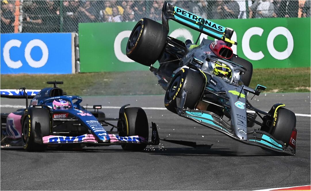 El momento en el que colisionan en el Gran Premio de Bélgica / Foto: AFP