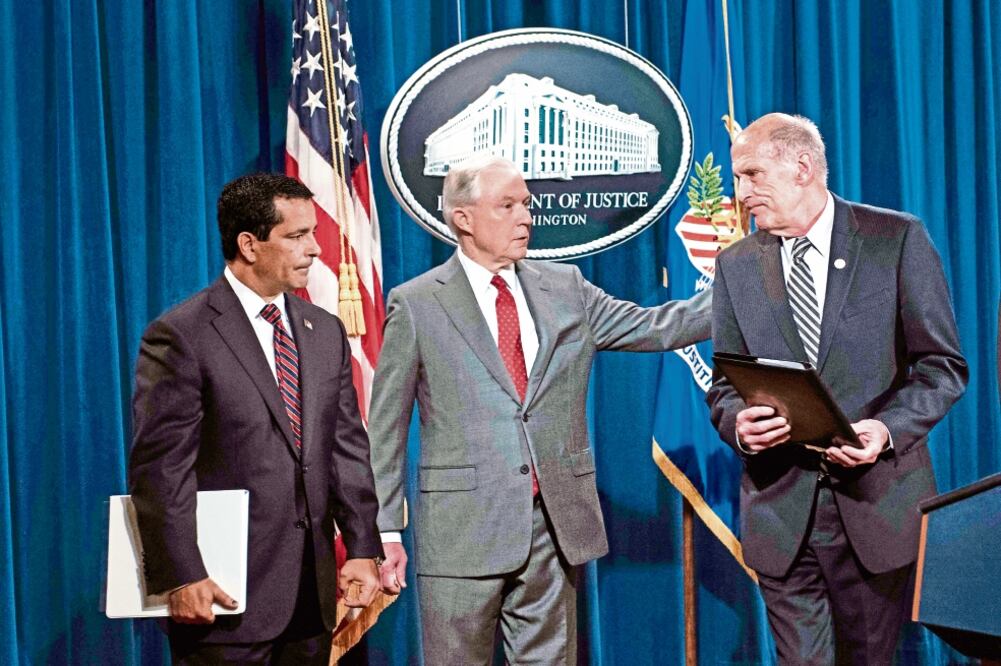 El director de Contraespionaje Nacional y el Centro de Seguridad, William Evanina; el fiscal general de EU, Jeff Sessions, y el director de Inteligencia, Dan Coats, afirmaron que las filtraciones ponen en riesgo a los estadounidenses (BRENDAN SMIALOWSKI.)