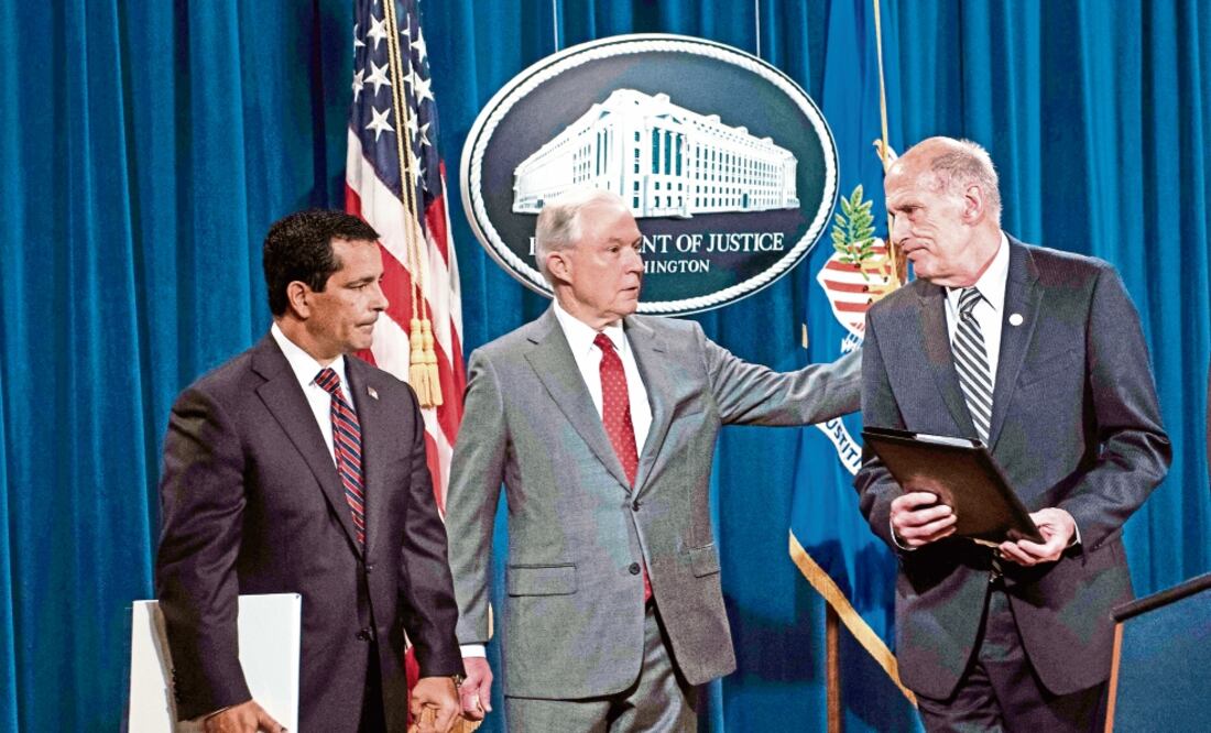 El director de Contraespionaje Nacional y el Centro de Seguridad, William Evanina; el fiscal general de EU, Jeff Sessions, y el director de Inteligencia, Dan Coats, afirmaron que las filtraciones ponen en riesgo a los estadounidenses (BRENDAN SMIALOWSKI.)